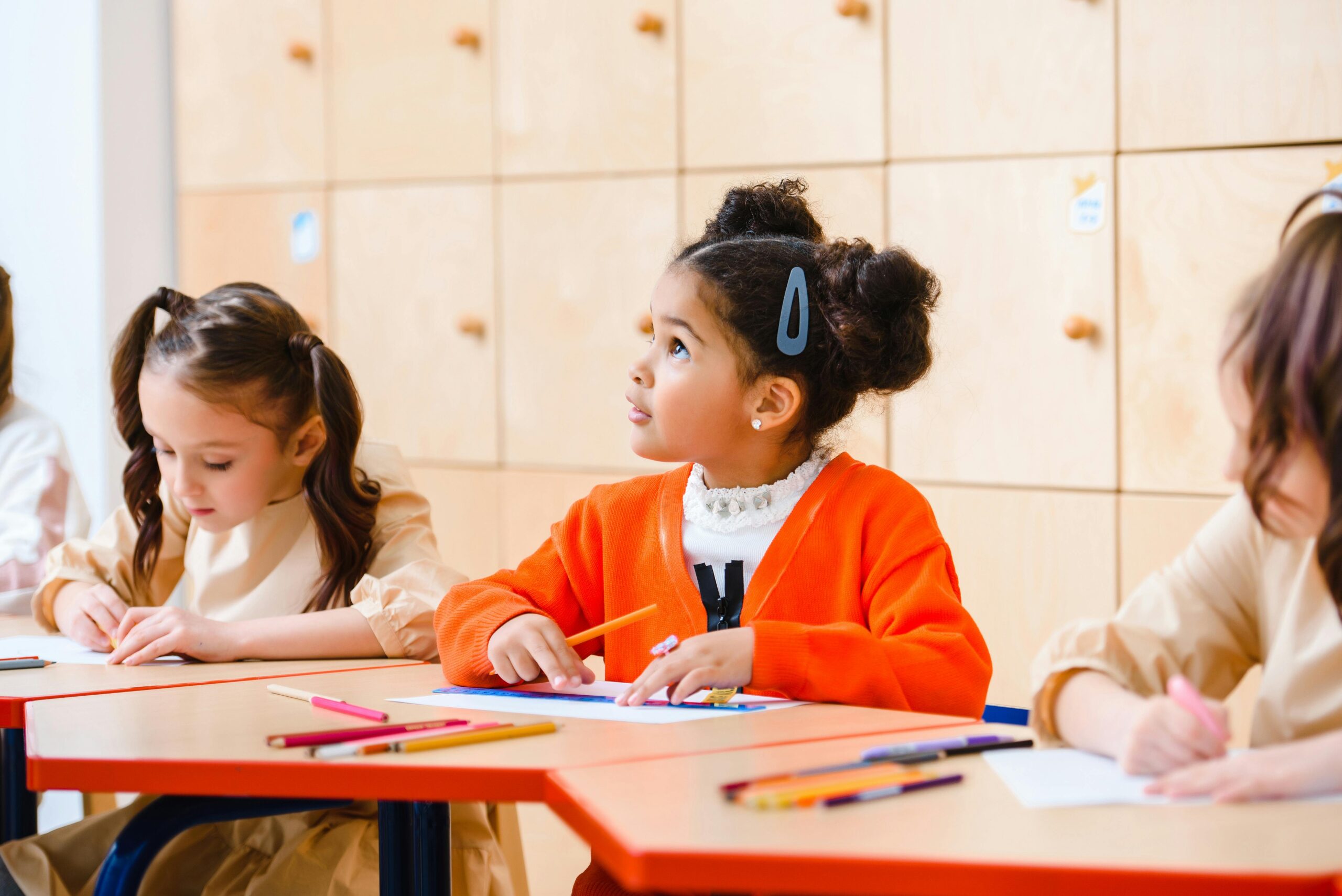 niña estudiante en clase